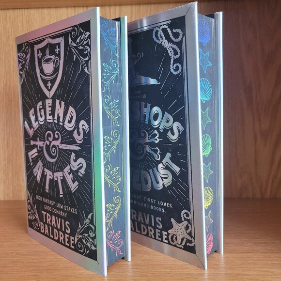 **NEW,SIGNED** Legends & Lattes, Bookshops & Bonedust, Travis Baldree, Fairyloot - Picture 1 of 16